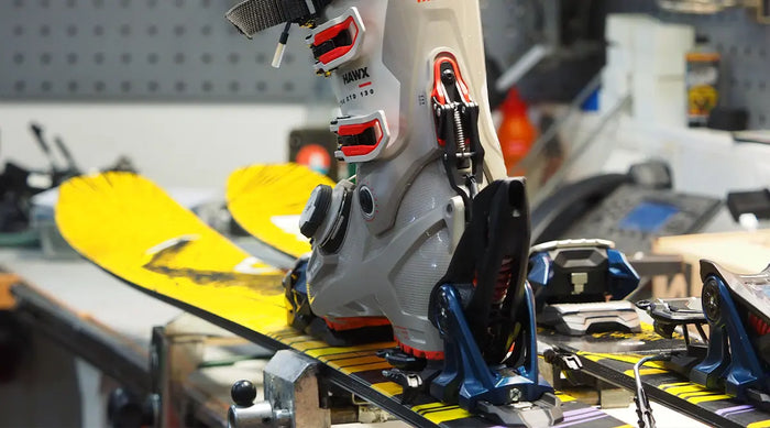 Alpinbindningar på ett par skidor